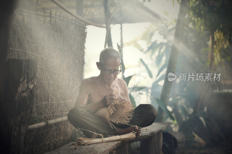 亚寿老人叔叔爷爷在家里工作/亚寿老人老人严重生活在农村生活的农村人
